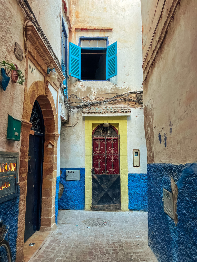narrow street medina essaouira